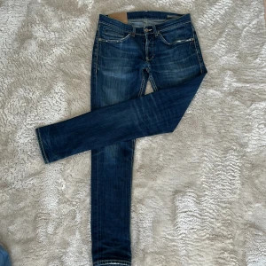 Dondup jeans - Mörkblå jeans från dondup, näst intill nyskick, slitningar vid fickorna