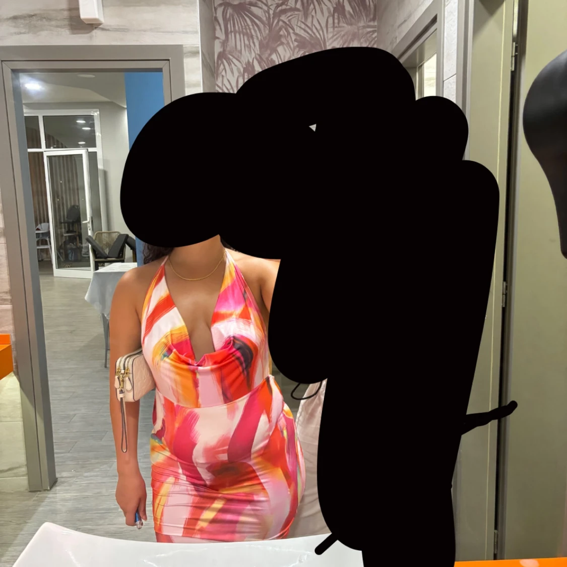 Färgglad halterneckklänning med mönster - 1