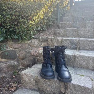 Svarta boots med snörning frön Zadig & Voltaire  - Säljer ett par klassiska svarta boots från Zadig & Voltaire med grov sula och snörning framtill. Skorna är i skinn och har rund tå samt metallhål för snören.