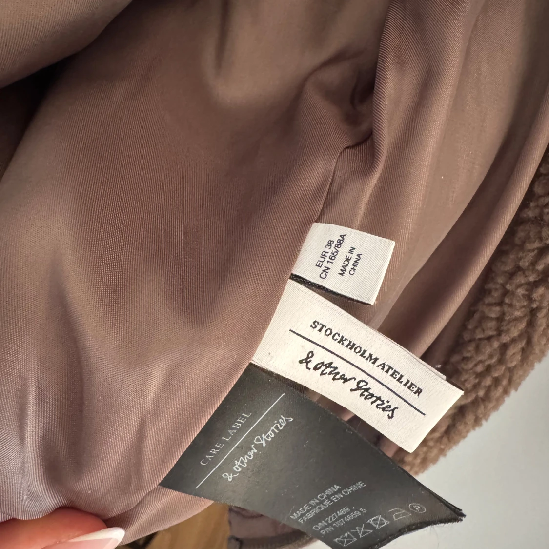 Brun teddyjacka från & Other Stories - 3