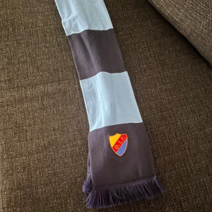 Djurgården halsduk - Säljer en Djurgården halsduk pga att den aldrig används, skick 9/10 