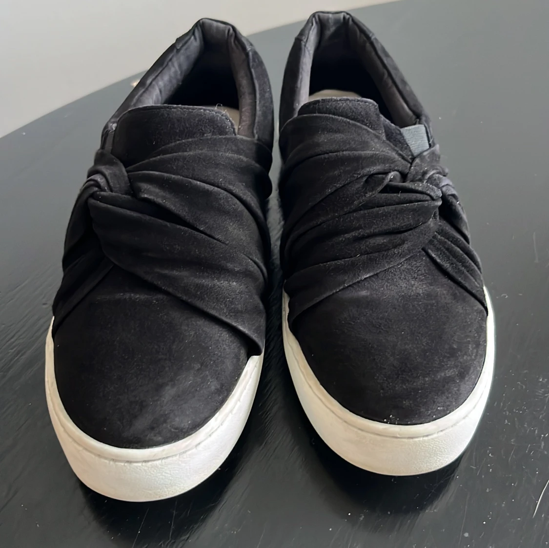 Svarta sneakers från Pace med twistad detalj
