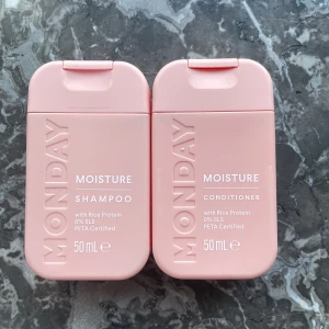MONDAY Moisture Shampoo & Conditioner 50 ml - Set med schampo och balsam från MONDAY i rosa flaskor, 50 ml vardera. Båda är fuktgivande och innehåller risprotein, är fria från SLS och PETA-certifierade. Perfekt för resan eller att testa nya produkter.