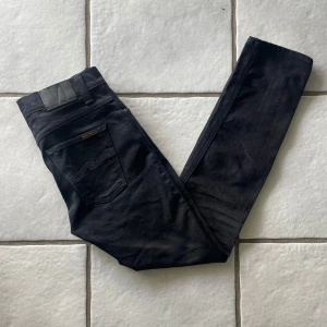 Nudie Jeans - Nudie jeans i bra sick. Jeansen är i storlek W30/L32. Skriv till mig vid frågor och funderingar! Pris kan diskuteras vid snabb affär!