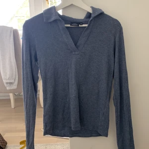 Blå långärmad tröja från KappAhl - Säljer en blå långärmad tröja från KappAhl med krage och v-ringning. Använts fåtal gånger och har inga defekter 💐 Perfekt för en enkel och stilren look.