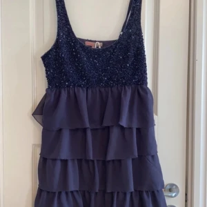 Volangklänning - Säljer min favorit klänning då den är för liten i bysten🩷 knappt använd, i super bra skick 