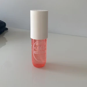 Sol de Janeiro Brazilian Crush 40  - Luktar jättegott men känner att jag inte har användning av den längre.💓 90ml, knappt använd och den är nästan fylld till toppen!