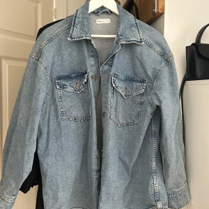 Jeansjacka - Jeansjacka från Gina Tricot. Använd 2 gånger, superfint skick! Storlek M.
