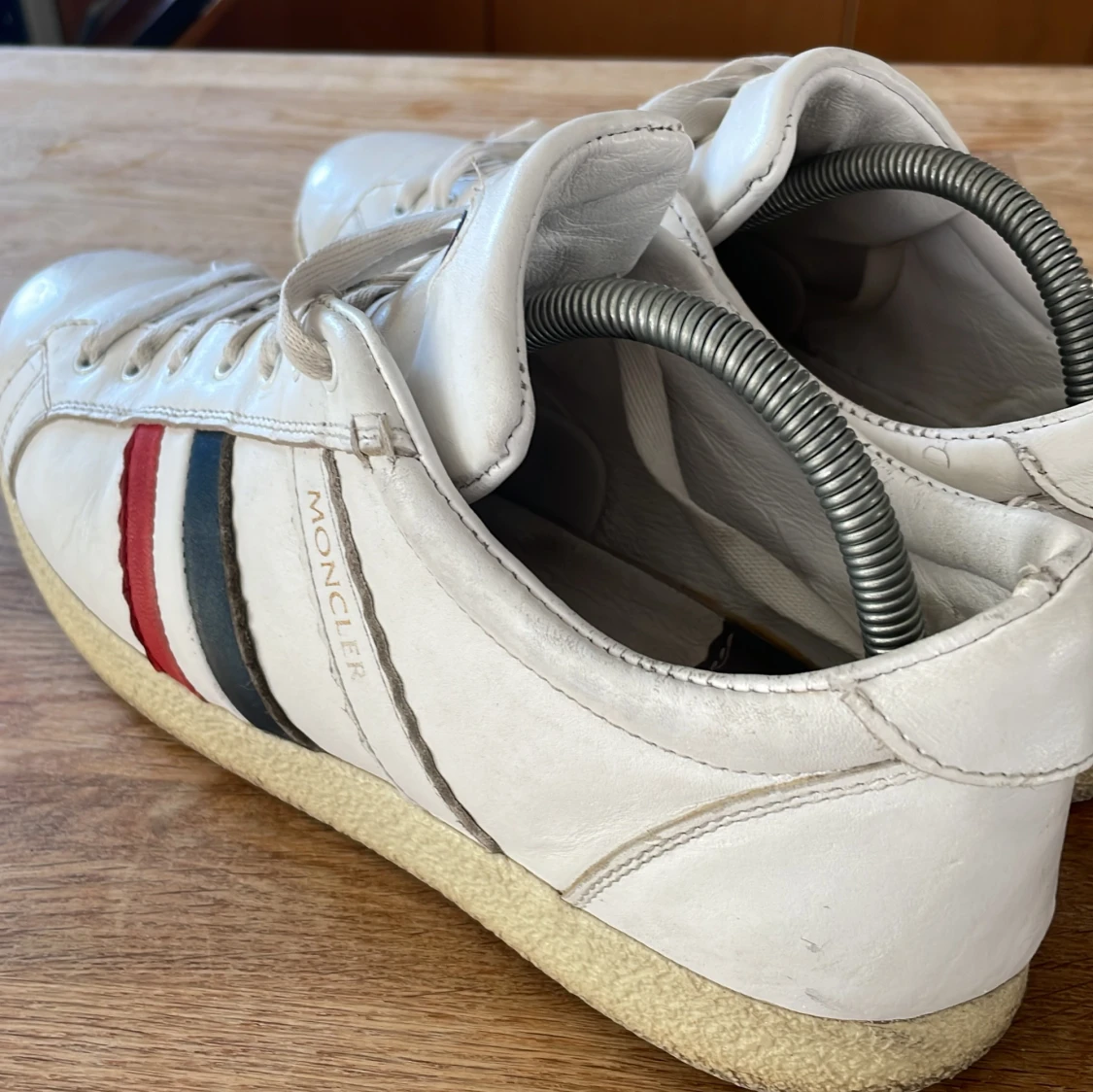 Vita sneakers från Moncler med röd och blå rand - 1