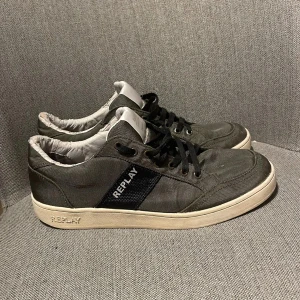 Gröna sneakers från Replay - Snygga gröna sneakers från Replay med svart snörning och vit sula. Skorna har en stilren design med Replay-logga på sidan och är perfekta för en avslappnad stil.⭐️🌟