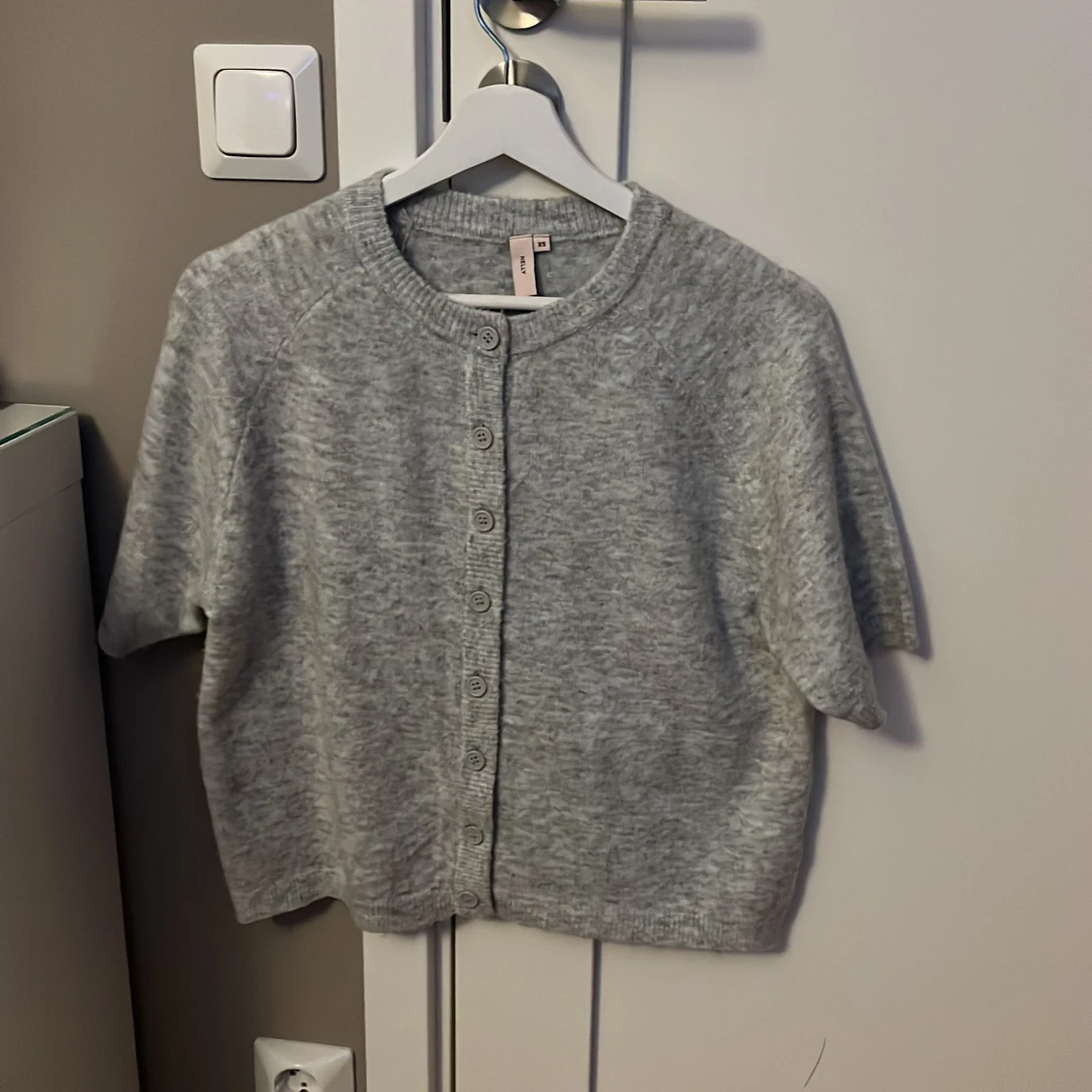 Grå kortärmad stickad tröja