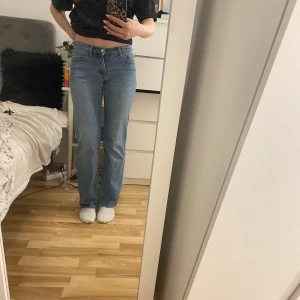 Low waist straight  - Säljer ett par klassiska blå jeans med rak passform och low waist. Perfekta till vardags och lätta att matcha med olika toppar. 