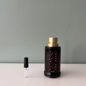 1 ml sample/doftprov av Hugo Boss The Scent Elixir - Ett sample på 1 ml av Hugo Boss The Scent Elixir. Det är en söt vinterparfym. Den har en lite annorlunda not i sig, chili. Det kan låta som något som inte är så gott i parfym, men det passar faktiskt riktigt bra ihop med det söta. Våra samples är helt nya och är gjorda av glas. Det är fritt fram att skriva till oss om ni har frågor.
