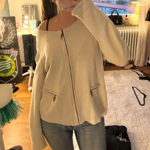 Beige kofta - Såå söt beige kofta som jag brukar ha off shoulder på ena axeln💓