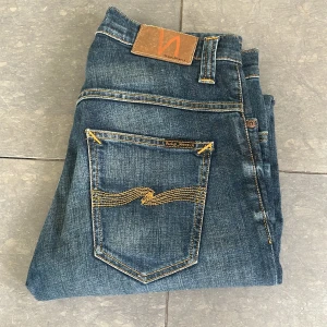 Nudie Jeans - Tja, nu säljer vi dessa as feta nudie jeans!!🤩 dom är slim fitt med as skön tvätt💪🏼💪🏼Finns inga defekter och dom är praktiskt taget nya! Storlek 30/32. Skriv vid minsta fundering!! 