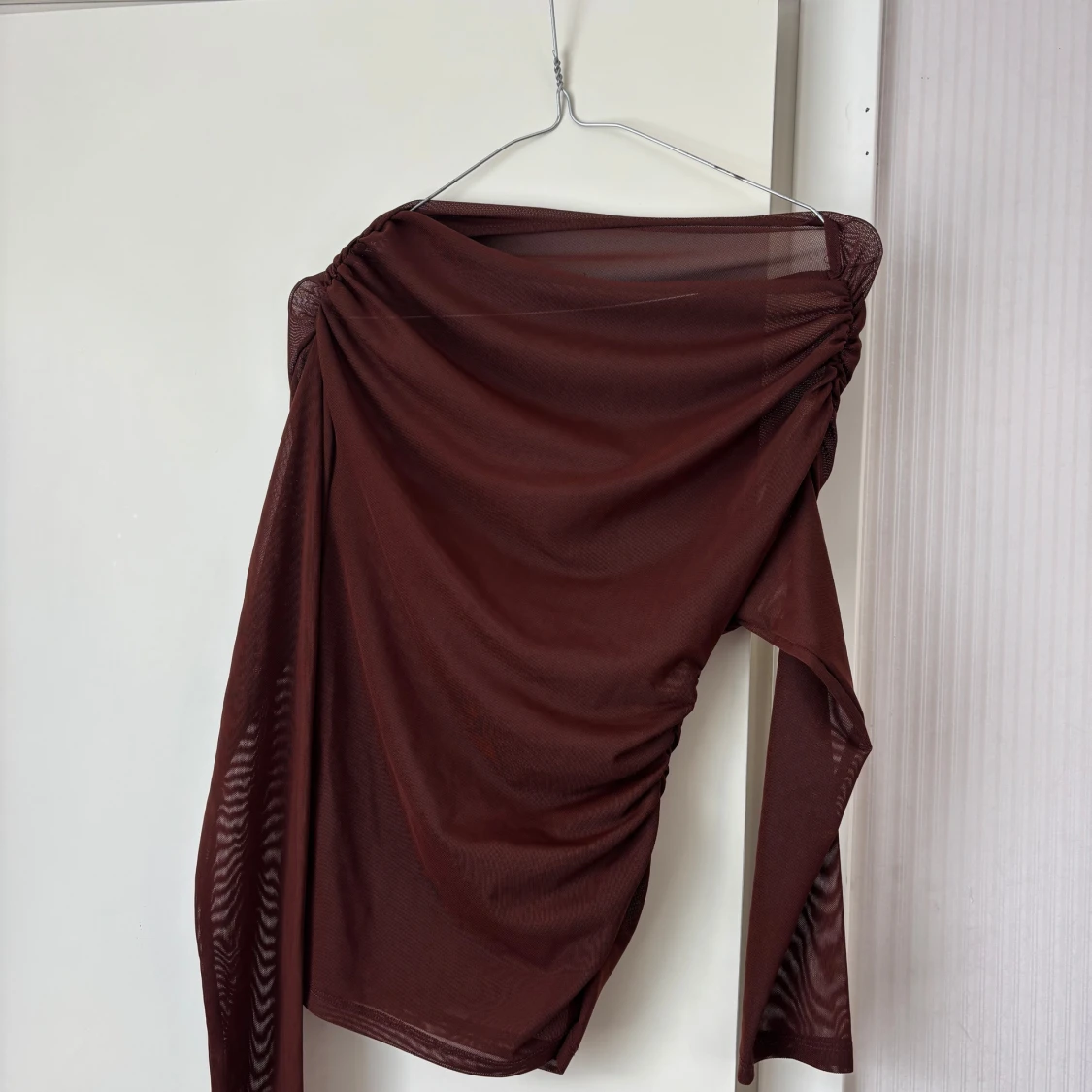 Brun meshtopp med asymmetrisk ärm 