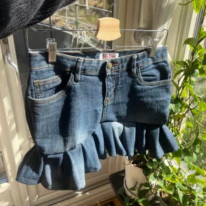 Jeanskjol med volang  - Jeanskjol jag sytt om från ett par gamla jeans! Läng fram 30cm, bak 35cm och midjemått i knapphöjd 37cm😊 hör gärna av er vid frågor!