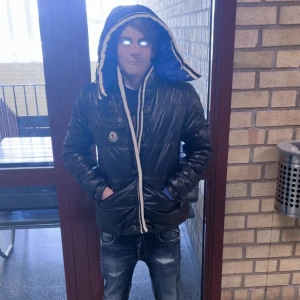 Moncler jacka - Säljer en svart pufferjacka från moncler.          Ej äkta. Storlek 2/S passar M