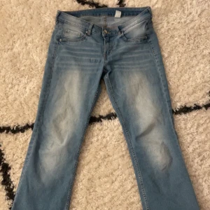Ljusblå lågmidjade bootcut jeans -  ett par ljusblå jeans med bootcut-modell💕 kontakta för mer bilder