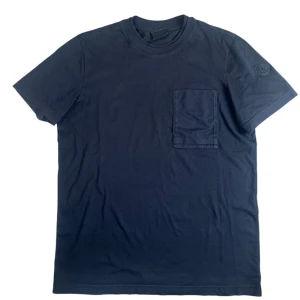 Moncler T-Shirt  - Moncler T-Shirt. Storlek M tts. Skick 8.5/10 tvättlapparna borta. Pris 890kr finns att köpa på Fashionels.com 