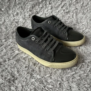 Lanvins - Ett par sköna gråa Lanvins! | Mycket fint skick, finns små tecken på använding men inget som syns direkt vid användning! | Endast skor tillkommer vid köp! | Storlek UK 5 och de passar mellan 40-41 fråga gärna om innermått! | Ställ gärna frågor innan du köper!