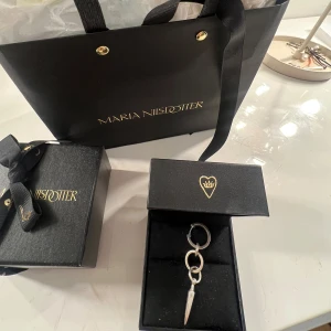 Maria Nilsdotter örhänge  - Säljer nu mitt finaste örhänge från Maria Nilsdotter❤️❤️ Priset kan diskuteras vid en snabb affär. Är även uppen för byten till ”pearl tear earing” allt på bilden ingår 