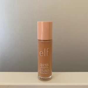 e.l.f. Halo Glow Liquid Filter - Jag säljer en sprillans ny e.l.f. Halo Glow Liquid Filter i nyansen Shade 3 Light/Medium. Ger glow och jämnar ut hudtonen. Perfekt för en naturlig lyster. Aldrig använd! Säljer pga valde fel färg.