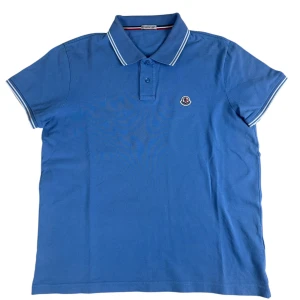 Moncler  - Moncler Pike. Storlek M. Skick 9/10. Pris 1090kr. Finns att köpa på Fashionels.com super fin ljusblå färg till sommaren! 