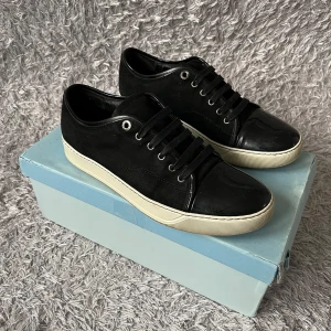 Lanvins - Ett par sköna svarta Lanvins! | Skorna är i fint skick finns små tecken på användning som man kan se på bilderna men inget som är så märkbart! | Kommer med låda och dustbag! | Storlek UK 8 motsvarande 42 kan passa lite större! Fråga gärna om innermått! | Ställ gärna frågor innan du köper! 