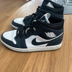 Nike Air Jordans  - Tjena, säljer ett par jordans i ett mycket bra skick har användas max 15 gånger då det inte är min still. Nypris är 2800kr men jag säljer för 500kr och du får även med creese skydd hare gött.