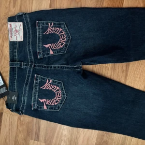 True Religion Jeans - Säljer ett par mörkblå jeans från True Religion i W27. Helt nya med prislapp! 