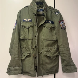 Field Jacket Polo Ralph Lauren - RL The Iconic Field Jacket, i storlek S. Inköpt för en månad sedan. Kvitto och påse kvar. Nypris: 5395 kr. Mitt pris: 2000kr
