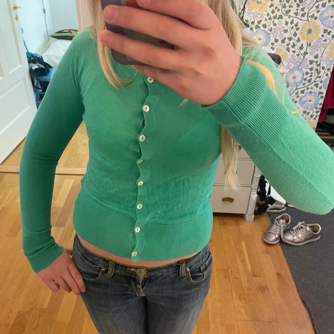 Grön kofta med knappar