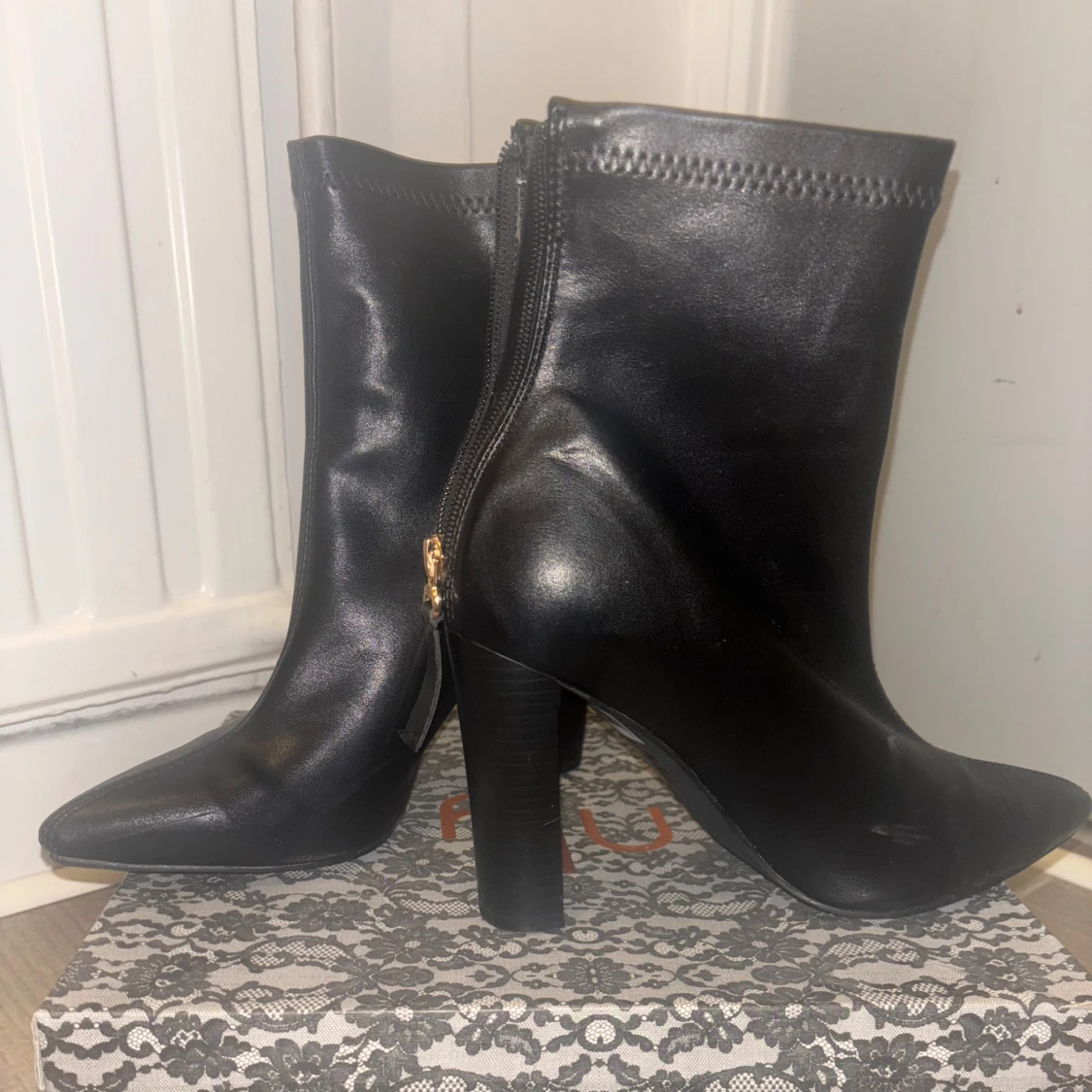 Svarta boots med klack och spetsig tå - 1