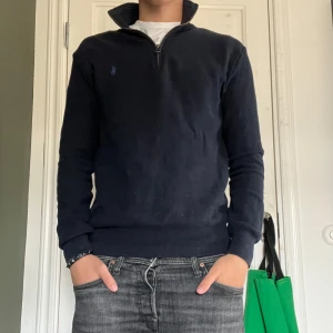 RALPH LAUREN ZIP TRÖJA - Säljer just nu min Ralph Lauren Zip Tröja - Skick: 8/10 - Pris: 1050kr, Nypris: 2200kr