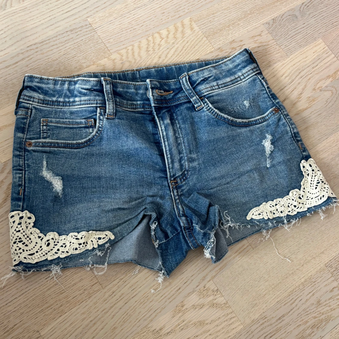 Jeansshorts med spetsdetaljer