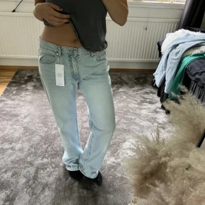 Low straight jeans - Jeans från Gina i storlek 40, nypris 499, bilderna är lånade och tjejen på bilden har vanligtvis 36/38 😊 jeansen är klippta en slits vid innerbenet🥰