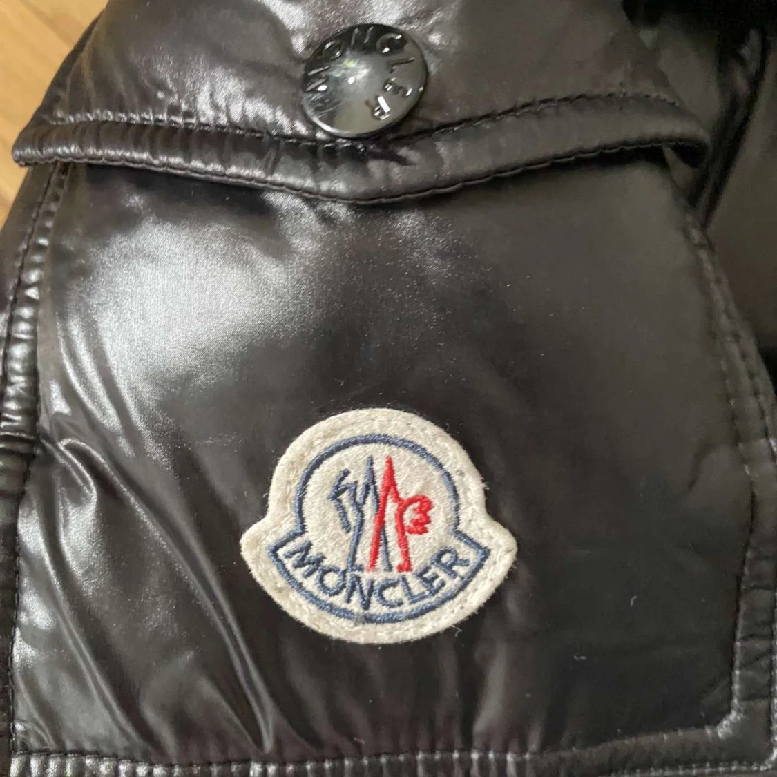 Svart dunjacka med huva från Moncler - 2