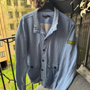 Blå cardigan jacka från Barbour International - Helt perfekt inför sommaren, med stilrena knapp detaljer och loggan på ena ärmen. Passa på medans den är kvar! 🤩  •Skick:8/10 lite urtvättad små fläckar kan förekomma.  •storlek📏: L enligt plagg skulle mer säga att den sitter åt M   •Nypris/Butikspris:💰 ~2000kr   Köp gärna i bundles för att underlätta i frakt och på detta vis blir jag mer flexibel i pris! Våga buda! 🚚🤝