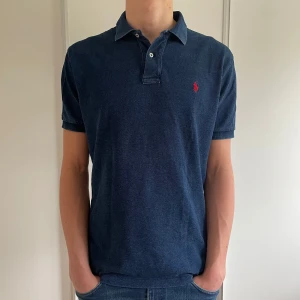 Polo Ralph Lauren Pike - Tjena! Säljer denna stilrena Pike från Ralph Lauren i storlek M. Tröjan är blå med röd logga och är perfekt inför sommaren! Skriv om du har funderingar! ‼️Priset är inte hugget i sten ‼️🤩