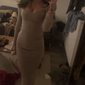 Stickad figursyd klänning från Gina tricot  - sitter perfekt på kroppen, knappt använd. 