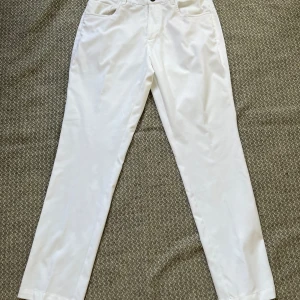 Vita chinos från Puma golf - Snygga vita golf byxor från Puma med klassisk passform. Byxorna har raka ben, diskreta bakfickor och Puma-logga på ena benet. Perfekta för en clean och stilren look men främst till golf. Tillverkade i bomullsmix för skön känsla.storlek 30/30