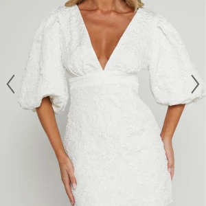 Studentklänning - Superfin vit klänning från Showpo i storlek 36 med lappen kvar💕💕