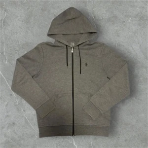 Polo Ralph Lauren Zip Hoodie Mörkgrå - 📍Storlek:S  💪🏽Skick: Ny utan prislapp  📦Skickar alltid inom 24h  💸Köp fler plagg för att få billigare pris  👌Hör gärna av dig vid frågor eller fundering! 