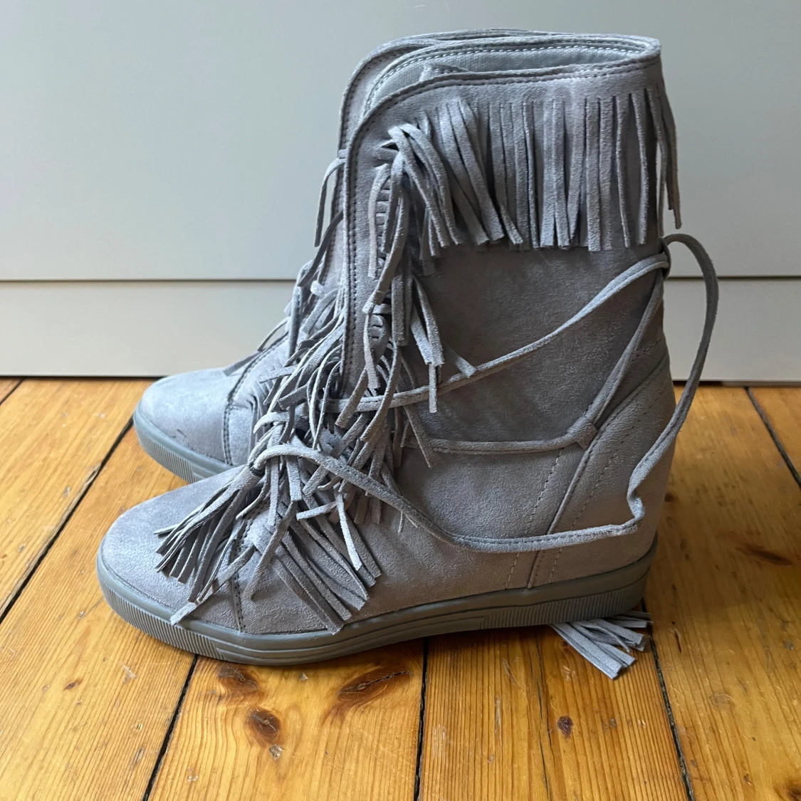 Grå mockaboots med fransar från Siader