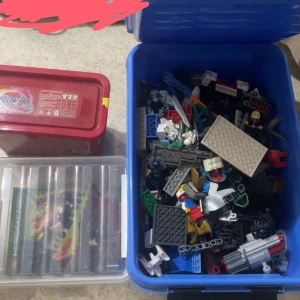 Lådor med LEGO-bitar och byggdelar - Säljer flera plastlådor fyllda med blandade LEGO-bitar i olika färger och former. Perfekt för dig som vill bygga egna modeller eller komplettera din samling. Innehåller både klassiska klossar och specialdelar. Lådorna är genomskinliga, röda, blå och gröna. Det är 22kg Lego 