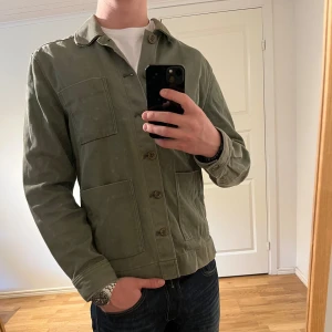 Grön Overshirt These Glory Days - Säljer denna sjukt snygga Overshirten från These Glory Days⭐️ Färgen är mörkgrön och storleken är M✅Jackan har inga defekter och skicket är utomordentligt🙌🤝 Sjukt najs passform och passar perfekt som vår och sommarjacka☀️🙌 Tveka inte på att höra av er dig vid minsta fråga eller fundering😊