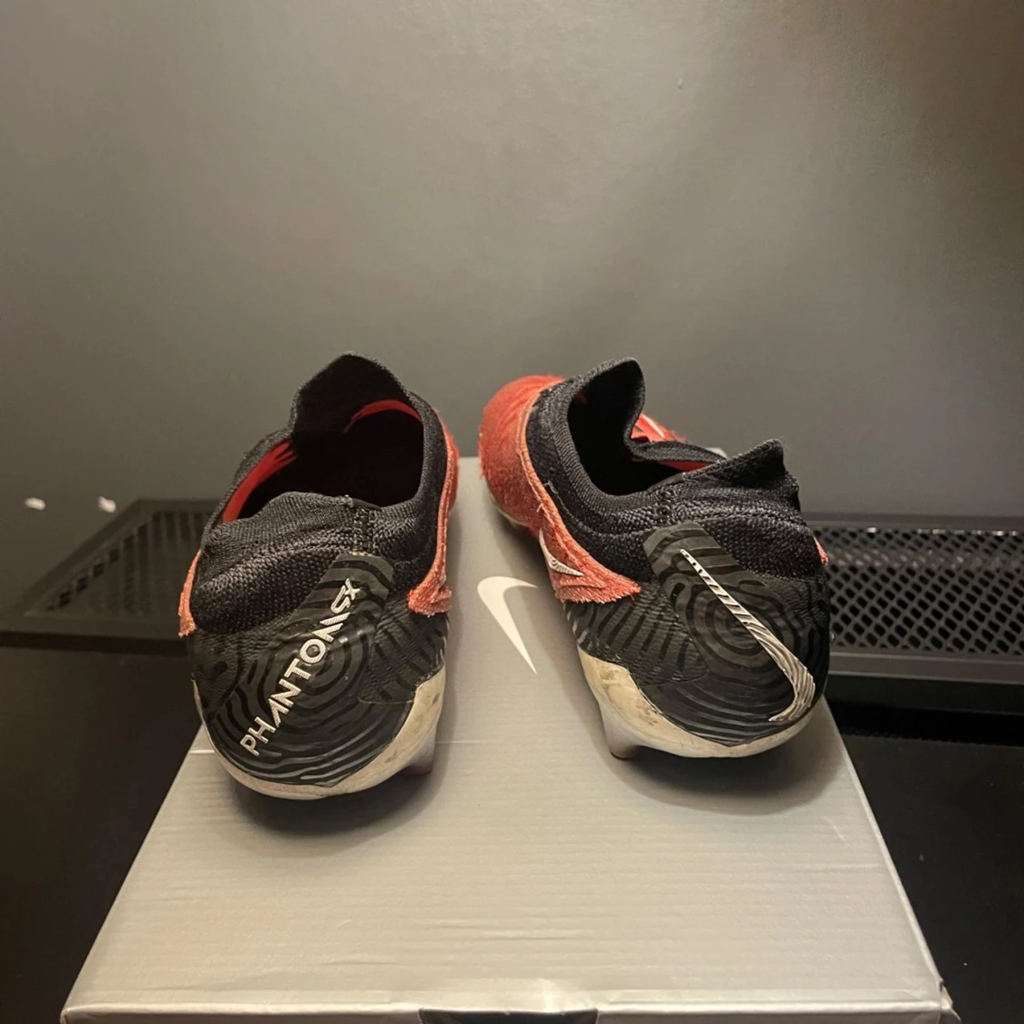 Nike fotbollsskor i röd och svart - 3