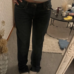 Mörkblå icon jeans -  ett par mörkblå jeans med raka ben och klassisk femficksdesign. Jeansen har rak passform och är tillverkade i denim med kontrastsömmar.  Innerbenslängd: 84 cm Midjemått: 44 cm. Jag är 166 cm och bär vanligtvis storlek S för referens!💙