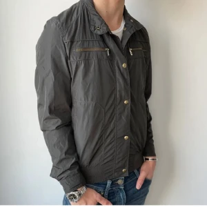 Ny Massimo Dutti jacka - Extremt snygg field jacka | Strl - S | Skick - 10/10 | Nypris - ca 1500kr | Rätt så tunn så funkar perfekt för våren/kalla sommardar 🍃☀️, för ytterligare frågor är det bara att skriva 🗣️🗣️